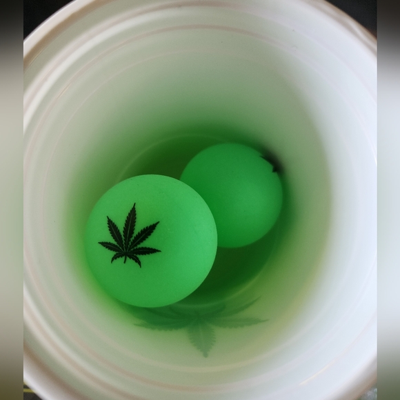 Pot leaf inflatable beer pong set - Picture 8 of 9